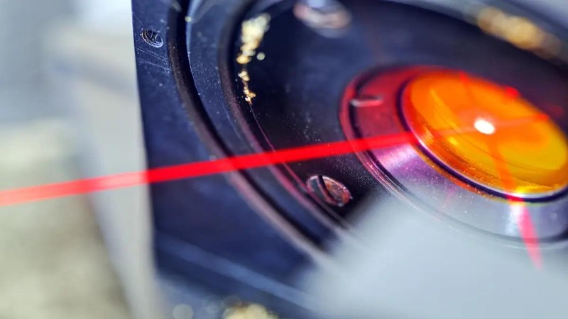 Hình ảnh chùm tia laser đang được phóng ra từ một thiết bị. Ảnh: iStock.