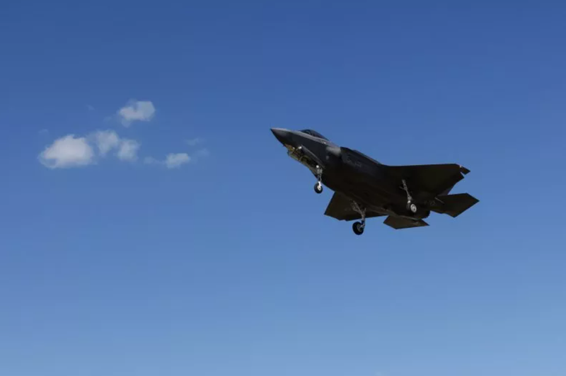 Máy bay tàng hình thế hệ thứ năm F-35A Lightning II của Không quân Mỹ chuẩn bị hạ cánh bên ngoài căn cứ Lakenheath tại Anh hôm 17/4. Ảnh: Getty. Đòn oanh tạc Iran của B-2 Spirit thách thức viễn cảnh về AI và bầy đàn UAV của Elon Musk 2.png