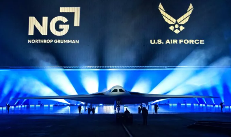 Máy bay ném bom B-21 Raider được ra mắt trong một buổi lễ tại Nhà máy Không quân 42 của Northrop Grumman ở Palmdale, California, ngày 2/12/2022. Ảnh: Getty. Đòn oanh tạc Iran của B-2 Spirit thách thức viễn cảnh về AI và bầy đàn UAV của Elon Musk 3.png