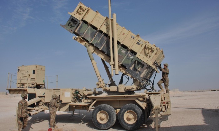 Hệ thống tên lửa đất đối không Patriot tại căn cứ không quân Al Udeid. Ảnh: MW. Tên lửa Patriot của Mỹ được kích hoạt để bảo vệ căn cứ Al Udeid khỏi cuộc tấn công của Iran 3.jpg