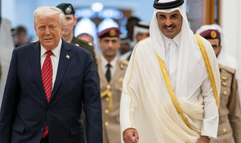 Tổng thống Mỹ Donald Trump với Quốc vương Qatar, Sheikh Tamim bin Hamad Al-Thani. Ảnh: The Week. Các đồng minh thân cận của ông Trump hưởng lợi sau xung đột Israel–Iran 2.png