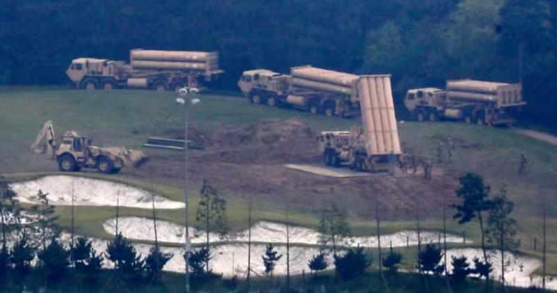 Bốn bệ phóng tên lửa từ hệ thống THAAD ở Hàn Quốc. Ảnh: MW. Mỹ dùng 20% kho tên lửa THAAD trong 11 ngày Hệ thống phòng thủ toàn cầu lộ hạn chế 3.png