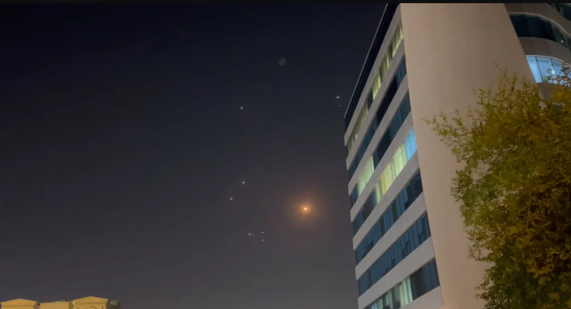 Trong khung hình được chụp từ video này, tên lửa và hệ thống phòng không chiếu sáng bầu trời đêm ở Doha sau khi Iran phát động một cuộc tấn công vào Căn cứ Không quân Al Udeid vào ngày 23/6. Ảnh: Getty. Hé lộ kế hoạch mặc cả của Mỹ với Iran 30 tỷ USD đổi lấy chương trình hạt nhân không làm giàu 2.png