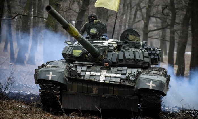 Xe tăng T-72B của Quân đội Ukraine ở Donetsk. Ảnh: MW. Nga chiếm mỏ lithium lớn nhất châu Âu tại Donetsk Đòn chiến lược nhằm vào kinh tế Ukraine 2.jpg