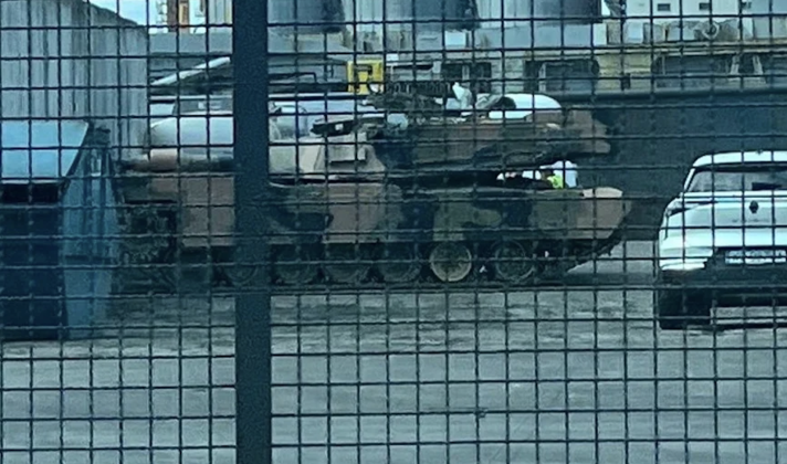 Xe tăng M1A1 Abrams cũ của Quân đội Australia tại Ba Lan. Ảnh: MW. Xe tăng thần thánh thành phế liệu Ukraine chuẩn bị nhận thêm Abrams từ Australia 2.png