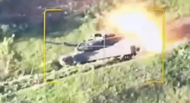Xe tăng Abrams của Ukraine bị pháo dẫn đường chính xác tấn công vào đầu tháng 5/2024. Ảnh: MW. Xe tăng thần thánh thành phế liệu Ukraine chuẩn bị nhận thêm Abrams từ Australia 3.png