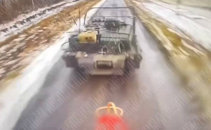 Cảnh quay bằng máy bay không người lái về xe tăng M1A1 Abrams của Quân đội Ukraine ngay trước khi giáp sau bị tấn công. Ảnh: MW. Xe tăng thần thánh thành phế liệu Ukraine chuẩn bị nhận thêm Abrams từ Australia 4.png