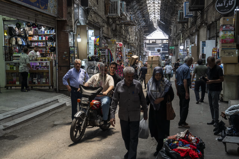 Khi người dân Iran cảm nhận được tác động của lệnh trừng phạt ngân hàng quốc tế, một số người đã chuyển sang tiền mã hóa như một giải pháp thay thế. Ảnh: WSJ. Hacker thân Israel làm tê liệt hệ thống tài chính Iran như thế nào 3.png