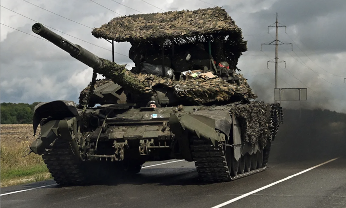 Quân đội Nga T-72B3 ở khu vực Kursk. Ảnh: MW. 50.000 quân Nga uy hiếp Sumy Ukraine tung lữ đoàn đặc biệt do Anh huấn luyện 2.png