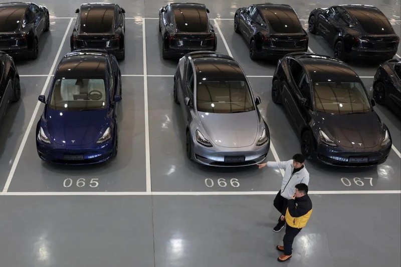 Khách hàng đi ngang qua những chiếc xe điện Tesla tại trung tâm giao hàng của hãng xe này ở Bắc Kinh, Trung Quốc vào tháng 1. Ảnh: Reuters.