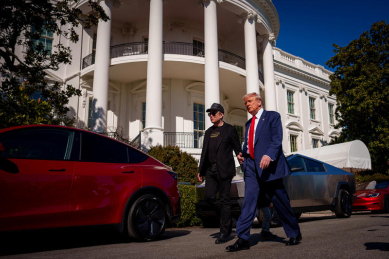 Giám đốc điều hành Tesla Elon Musk và Tổng thống Mỹ Donald Trump đã chào hàng các mẫu xe Tesla bên ngoài Nhà Trắng vào tháng 3. Ảnh: Getty. Elon Musk bẻ lái Tesla khỏi khủng hoảng Bỏ xe giá rẻ, cược tất tay vào robot và taxi tự lái 2.png