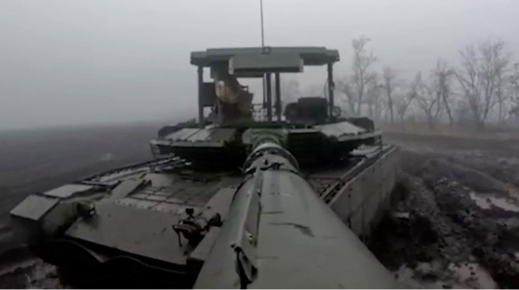 Xe tăng T-80BVM bọc thép mới được tân trang tại Zaporozhye vào tháng 1/2023. Ảnh: MW. Nga chuẩn bị bão thép Sản xuất xe tăng gấp 10 lần thời bình, hướng tới 3.000 chiếc năm 3.jpeg