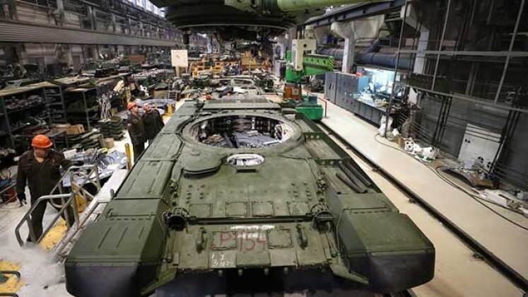 Hoạt động sản xuất T-90M tại nhà máy Uralvagonzavod. Ảnh: MW Nga chuẩn bị bão thép Sản xuất xe tăng gấp 10 lần thời bình, hướng tới 3.000 chiếc năm 4.jpg