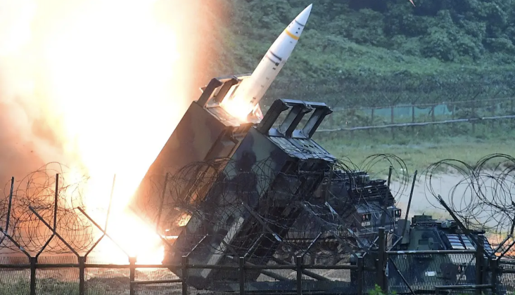 ATACMS phóng tên lửa đạn đạo từ hệ thống HIMARS. Ảnh: MW. Ba Lan muốn đánh phủ đầu Nga Tướng cấp cao đề xuất chiến lược phòng thủ chủ động, tấn công tầm xa 2.png