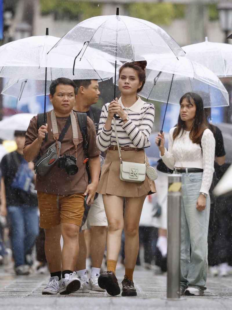 Khách du lịch nước ngoài trên đường dẫn đến đền Dazaifu Tenmangu ở Dazaifu vào ngày 21/5. Ảnh: Kyodo News. Siêu động đất ngày 5 tháng 7 Truyện tranh Nhật Bản từng tiên đoán thảm họa năm 2011 gây hoang mang 3.jpg