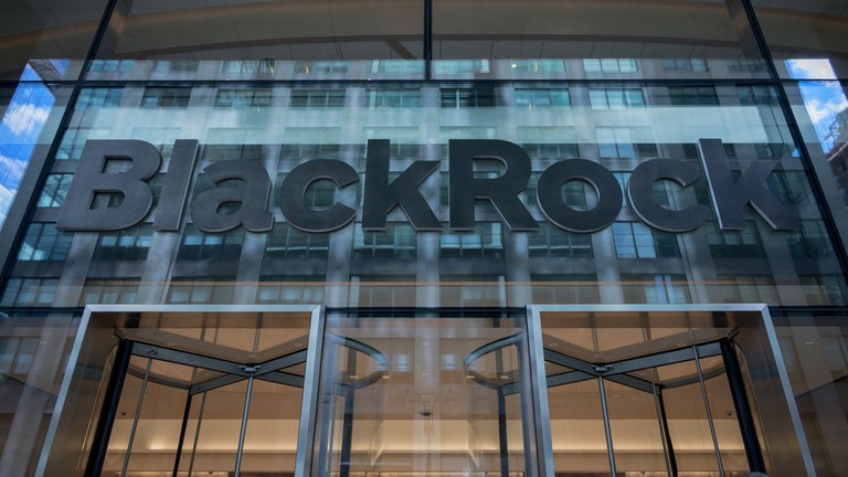 Bảng hiệu ở lối vào chính của trụ sở BlackRock tại Manhattan, New York, Mỹ ngày 24/6/2024. Ảnh: Getty.