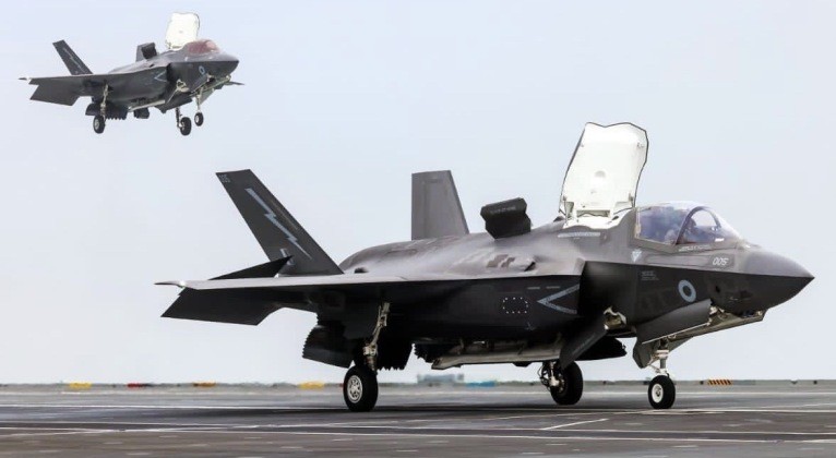 Máy bay chiến đấu F-35B của Lực lượng vũ trang Anh trên tàu HMS Prince of Wales. Ảnh: MW. F-35 đắp chiếu 20 ngày ở Ấn Độ Cơ hội mới cho chiến đấu cơ tàng hình Su-57 của Nga 3.jpeg