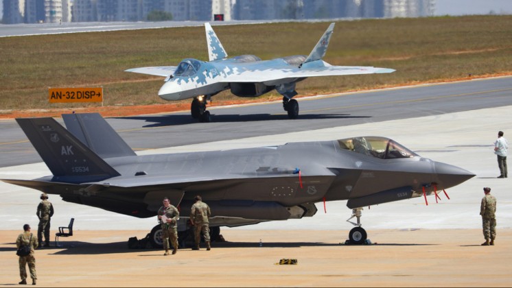 Nguyên mẫu F-35A và Su-57 tại Aero India 2025. Ảnh: MW. F-35 đắp chiếu 20 ngày ở Ấn Độ Cơ hội mới cho chiến đấu cơ tàng hình Su-57 của Nga 4.jpg