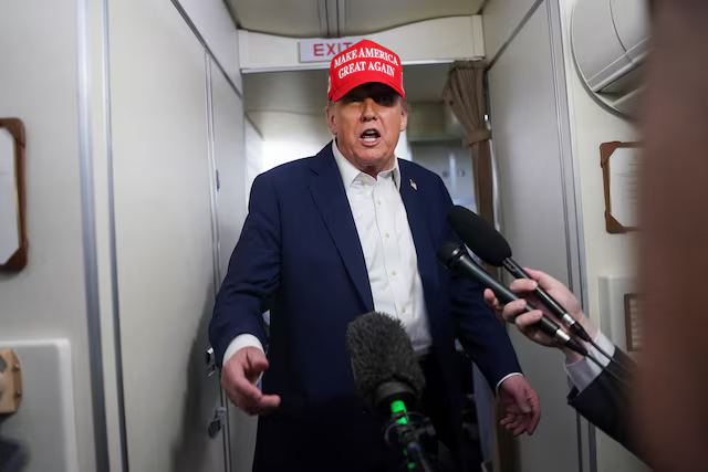 Tổng thống Mỹ Donald Trump phát biểu với giới truyền thông trên chuyên cơ Không lực Một trên đường đến New Jersey vào ngày 4/7. Ảnh: Reuters.