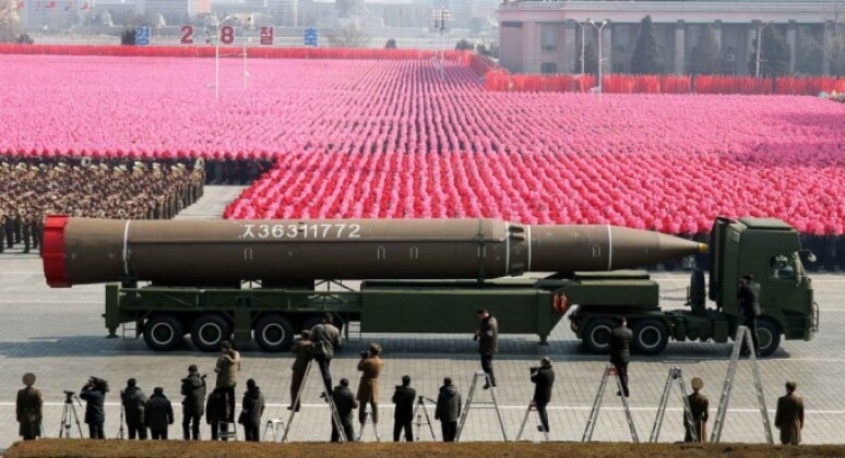 Tên lửa đạn đạo liên lục địa (ICBM) Hwasong-14 của Triều Tiên trong một cuộc diễu hành. Ảnh: KCNA. Triều Tiên khiến cả nước Mỹ thức tỉnh bằng một vụ phóng tên lửa cách đây 8 năm 2.jpg