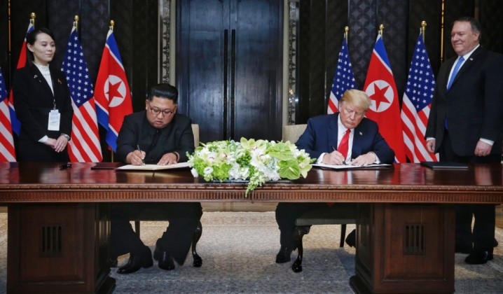 Tổng thống Trump và Chủ tịch Kim Jong-un trong cuộc họp thượng đỉnh năm 2018. Ảnh: MW. Triều Tiên khiến cả nước Mỹ thức tỉnh bằng một vụ phóng tên lửa cách đây 8 năm 3.jpg