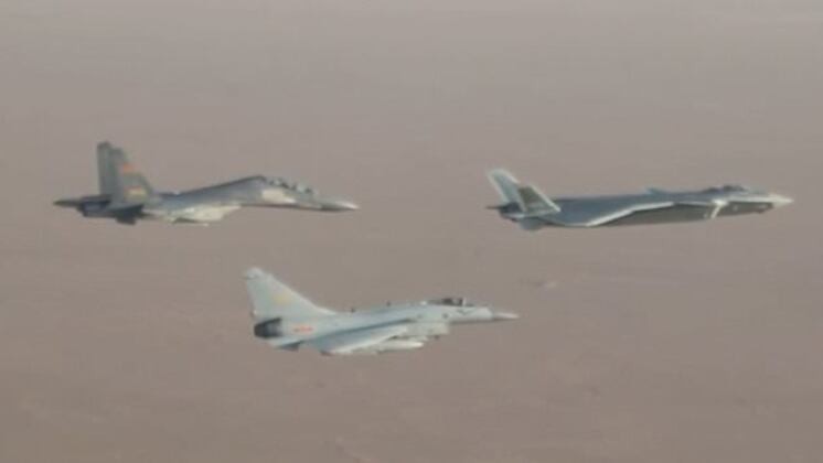J-20 dẫn đầu J-16 (trên) và J-10C trong một đội hình bay. Ảnh: MW. J-16 Trung Quốc Vũ khí duy nhất giúp Iran khỏi bị lép vế trên bầu trời Trung Đông 3.jpg