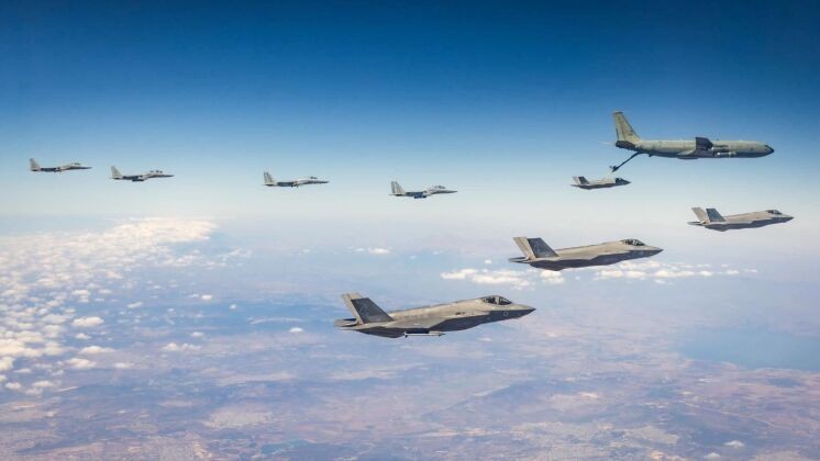 Máy bay F-35 và F-15 của Israel tiếp nhiên liệu trên không trong cuộc tấn công mô phỏng vào Iran. Ảnh: MW. J-16 Trung Quốc Vũ khí duy nhất giúp Iran khỏi bị lép vế trên bầu trời Trung Đông 6.jpg