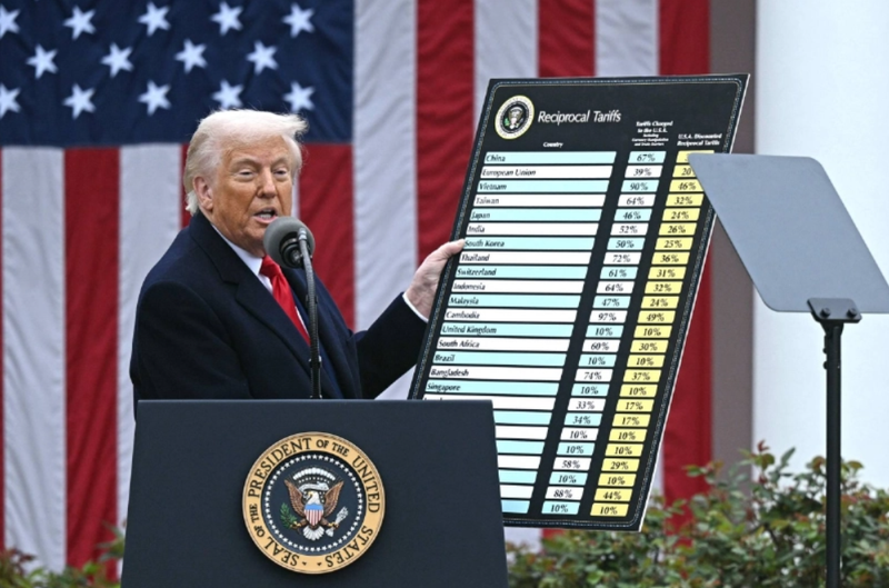 Tổng thống Mỹ Donald Trump cầm biểu đồ liệt kê các mức thuế đối ứng trong một sự kiện tại Vườn Hồng hôm 2/4. Ảnh: AFP.