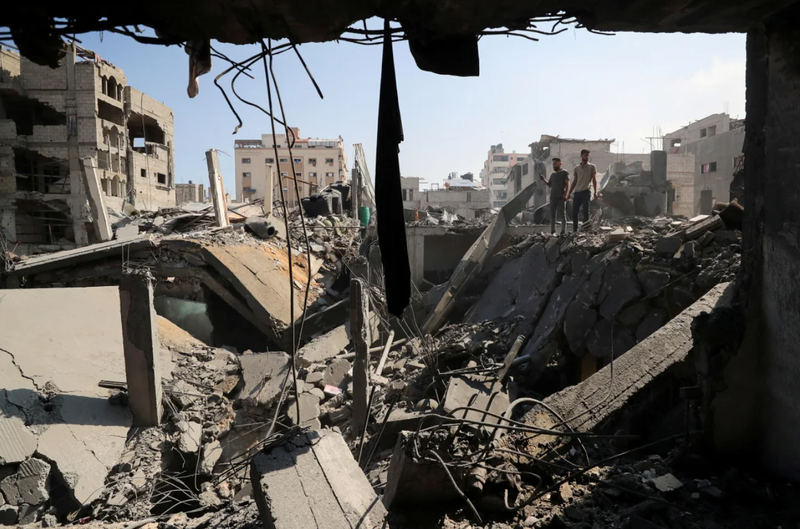 Người dân Palestine kiểm tra địa điểm xảy ra cuộc không kích của Israel, làm hư hại và phá hủy các tòa nhà dân cư tại trại tị nạn Shati ở Thành phố Gaza vào ngày 4/7. Ảnh: Reuters. Ông Trump nhận món quà đặc biệt trong bữa tối đặc biệt và bài toán hòa bình Trung Đông 2.png