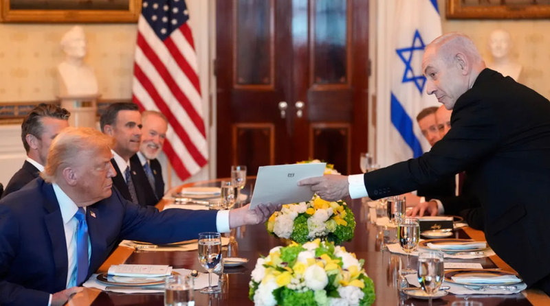 Thủ tướng Israel Benjamin Netanyahu trao cho Tổng thống Mỹ Donald Trump bức thư đề cử giải Nobel Hòa bình. Ảnh: Al Jazeera.