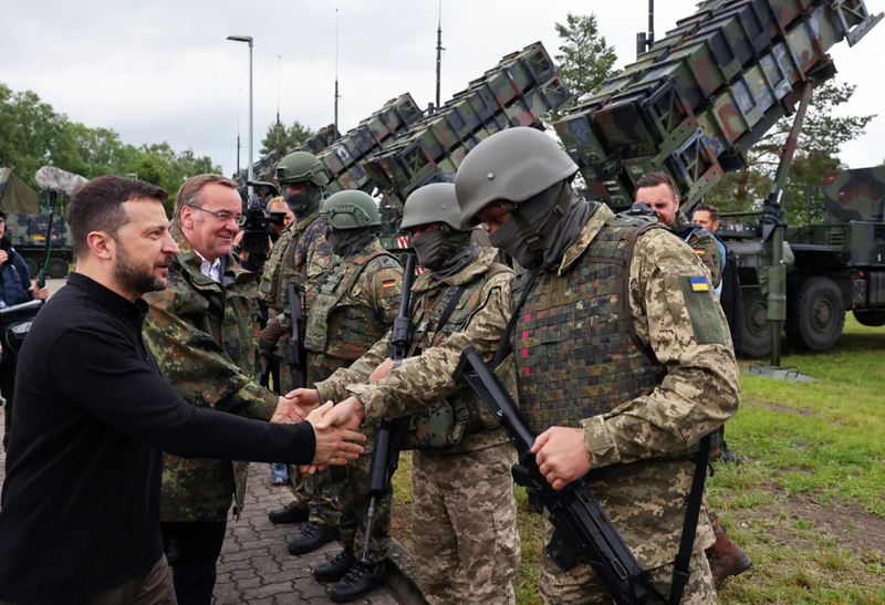 Tổng thống Ukraine Volodymyr Zelensky và Bộ trưởng Quốc phòng Đức Boris Pistorius chào đón những người lính trong chuyến thăm khu huấn luyện quân sự ở Đức vào tháng 6/2024, nơi những người lính Ukraine được huấn luyện về hệ thống tên lửa phòng không Patriot. Ảnh: AFP. Cú đảo chiều bất ngờ của ông Trump về chính sách Ukraine Cuộc chiến trở lại vạch đích 3.png