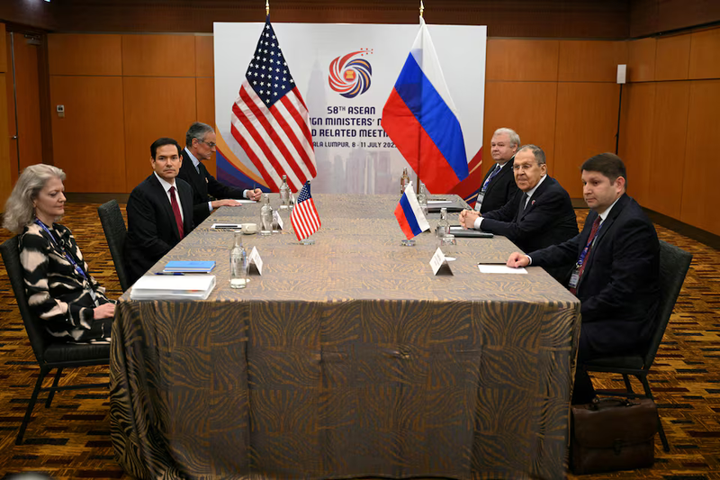 Ngoại trưởng Marco Rubio gặp Bộ trưởng Ngoại giao Nga Sergei Lavrov bên lề Hội nghị Bộ trưởng Ngoại giao ASEAN tại Trung tâm Hội nghị Kuala Lumpur, Malaysia, ngày 10/7. Ảnh: Reuters.