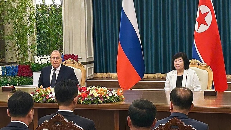 Bộ trưởng Ngoại giao Nga Sergey Lavrov và người đồng cấp Triều Tiên Choe Son Hui trong cuộc gặp tại Wonsan. Ảnh: Getty.