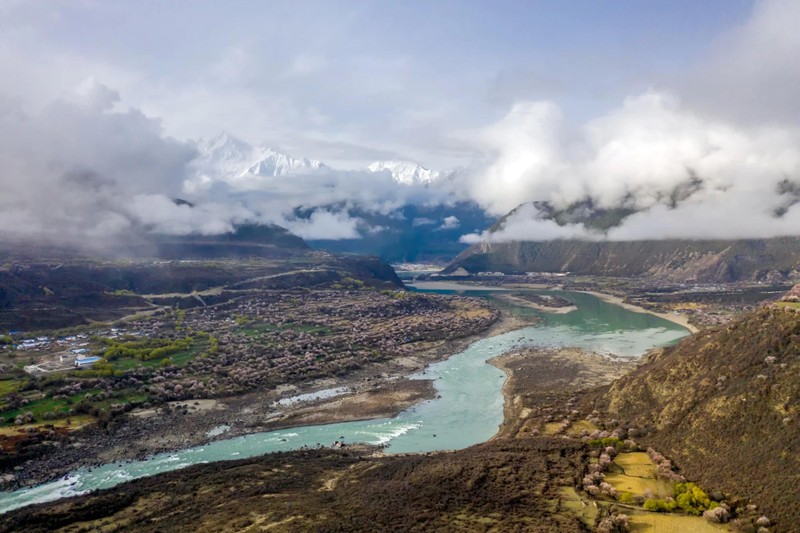 Ảnh chụp từ trên cao của sông Yarlung Tsangpo. Ảnh: Getty. Trung Quốc xây đập lớn hơn Tam Hiệp, Ấn Độ cảnh báo bom nước.jpg