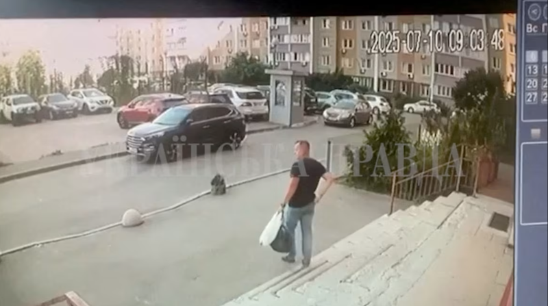 Đoạn phim từ camera giám sát cho thấy cảnh sĩ quan SBU đi xuống cầu thang ngay trước khi bị bắn ở Kiev, Ukraine, vào ngày 10/7. Ảnh: Reuters.