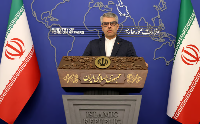 Người phát ngôn Bộ Ngoại giao Iran Esmaeil Baghaei tổ chức họp báo hàng tuần tại Tehran. Ảnh: AFP. Iran tuyên bố không đàm phán hạt nhân nếu bị ép ngừng làm giàu uranium.png
