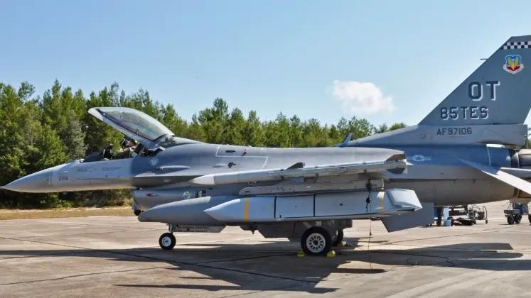 Máy bay F-16C với tên lửa hành trình JASSM và tên lửa không đối không AIM-120. Ảnh: MW. Mỹ tính đưa tên lửa JASSM tối tân vào Ukraine Mối đe dọa mới đối với Nga2.jpg