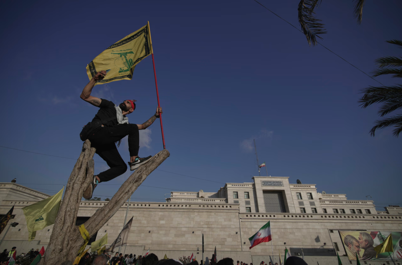 Một người ủng hộ Hezbollah chụp ảnh bên ngoài Đại sứ quán Iran ở Beirut vào tháng trước. Ảnh: WSJ. Iran mở lại hành lang lửa Houthi và Hezbollah nhận vũ khí tối tân giữa căng thẳng Trung Đông 2.png