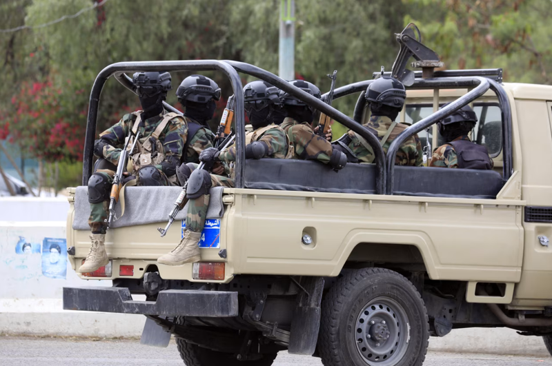 Binh lính Houthi tuần tra ở Sanaa vào tuần trước. Ảnh: WSJ. Iran mở lại hành lang lửa Houthi và Hezbollah nhận vũ khí tối tân giữa căng thẳng Trung Đông 3.png