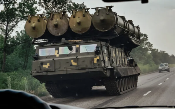 Xe phóng của hệ thống phòng không S-300V1 của Ukraine ở khu vực Donbass. Ảnh: MW. Tên lửa Iskander-M của Nga xé toạc phòng không Ukraine S-300 và Patriot bị hủy diệt hàng loạt 3.png