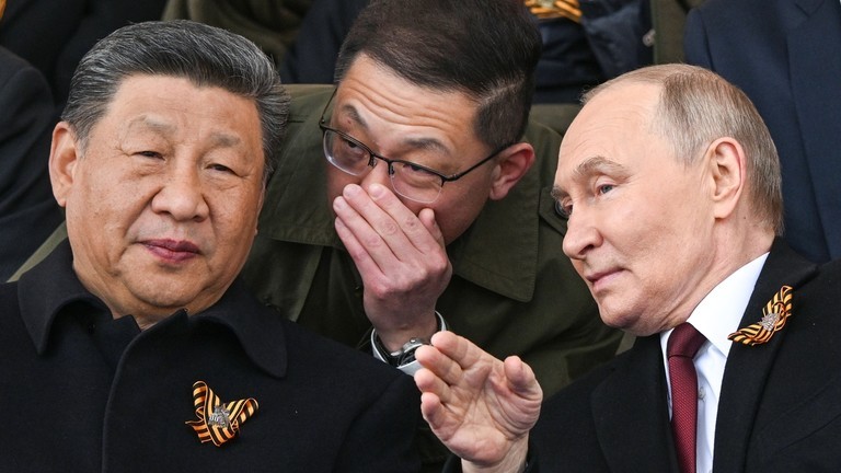 Chủ tịch Trung Quốc Tập Cận Bình và Tổng thống Nga Vladimir Putin tại Lễ diễu binh Ngày Chiến thắng 9/5, tổ chức tại Quảng trường Đỏ ở Moscow. Ảnh: Getty.