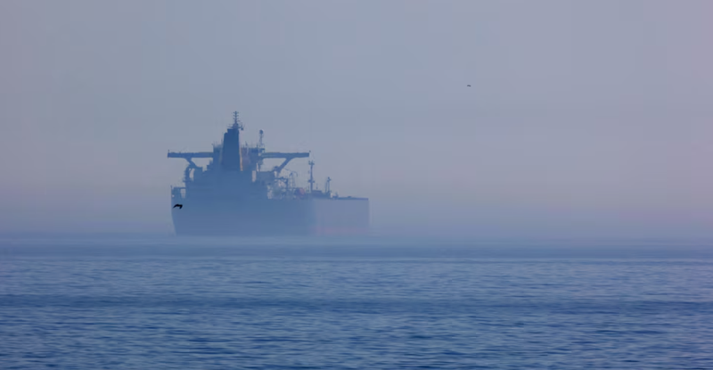 Một góc nhìn cho thấy tàu "Eventin" treo cờ Panama ngoài khơi bờ biển Sassnitz, Đức, ngày 16/4. Ảnh: Reuters.