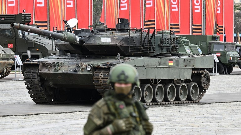 Xe tăng chiến đấu chủ lực Leopard 2A6 của Đức được trưng bày tại Moscow, ngày 28/4/2024. Ảnh: Sputnik.
