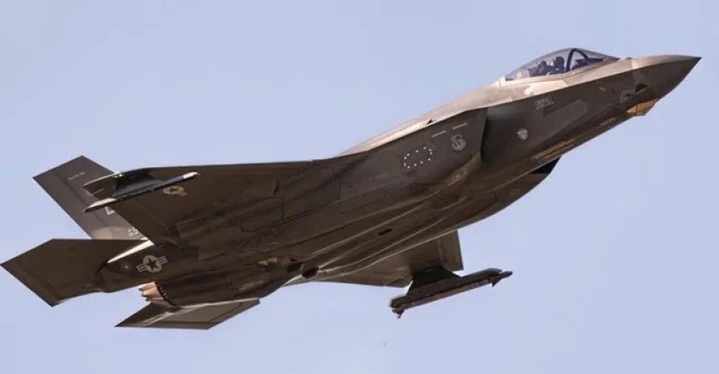 F-35 với tên lửa AIM-9 gắn ngoài. Ảnh: MW. So găng F-35 và Su-35 Tử huyệt có thể khiến chiến đấu cơ Mỹ bị lép vế trong cận chiến 3.jpeg