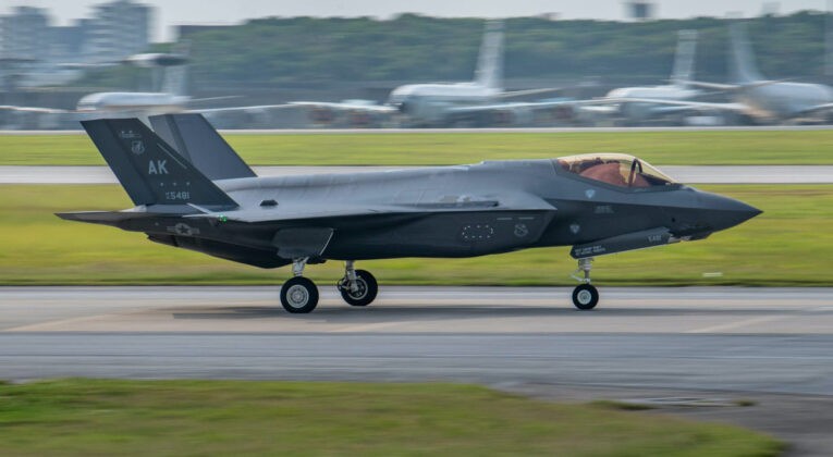 Máy bay F-35A được cấu hình tàng hình tại Căn cứ Không quân Kadena, Okinawa, Nhật Bản. Ảnh: MW. So găng F-35 và Su-35 Tử huyệt có thể khiến chiến đấu cơ Mỹ bị lép vế trong cận chiến 4.jpg