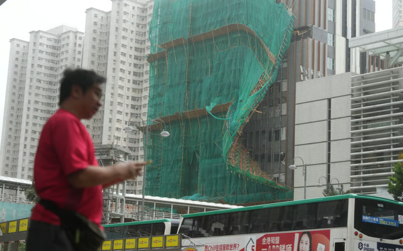 Giàn giáo tre bị thổi bay khỏi một tòa nhà khi cơn bão Wipha đổ bộ vào Hong Kong. Ảnh: SCMP. Bão Wipha tàn phá Hong Kong Nhiều người bị thương, hàng nghìn hành khách mắc kẹt 3.png