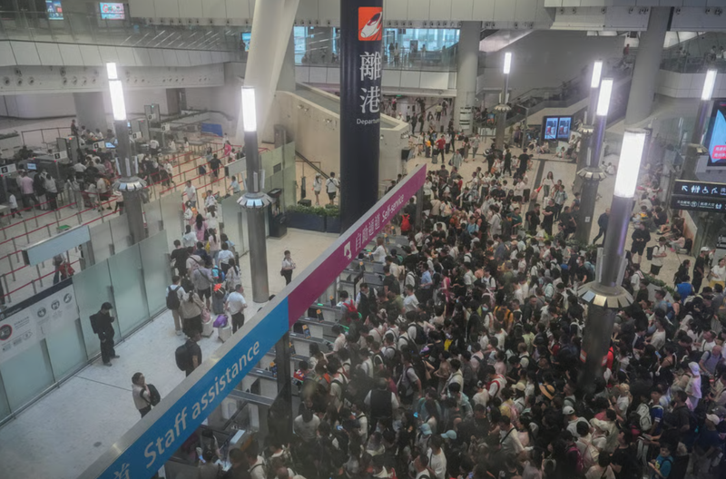 Hành khách xếp hàng tại ga tàu cao tốc Tây Cửu Long. Ảnh: SCMP. Bão Wipha tàn phá Hong Kong Nhiều người bị thương, hàng nghìn hành khách mắc kẹt 4.png