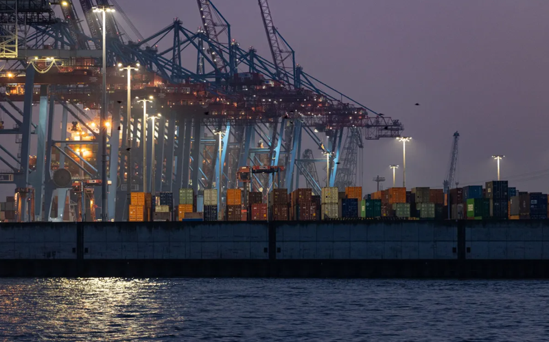 Các container trên bến tàu tại Cảng Hamburg ở Hamburg, Đức. Ảnh: Bloomberg. EU vào thế phòng thủ, sẵn sàng kích hoạt cơ chế trả đũa mạnh tay trước đòn thuế của Mỹ.png
