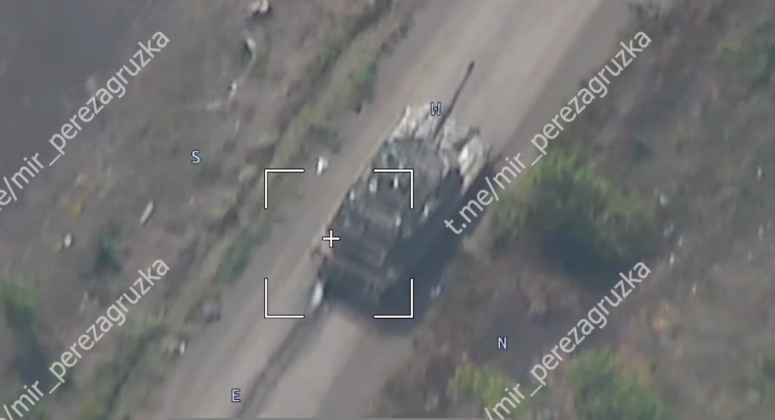 Xe tăng M1A1 Abrams của Quân đội Ukraine gần Pokrovsk vài giây trước khi bị UAV tiêu diệt. Ảnh: MW. Mỹ sửa đổi chiến thuật xe tăng Abrams, nêu bật những hạn chế khi đối đầu với UAV cảm tử 3.png
