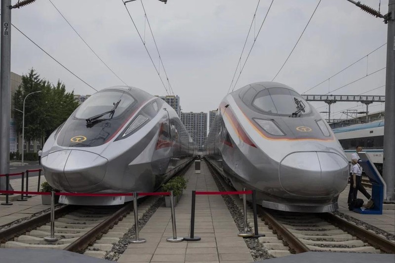 Tàu điện CR450AF EMU (trái) và tàu điện CR400AF-S EMU của Trung Quốc được trưng bày tại Đại hội Đường sắt cao tốc UIC lần thứ 12 tại Trung tâm thử nghiệm đường sắt quốc gia ở Bắc Kinh vào ngày 9/7. Ảnh: EPA